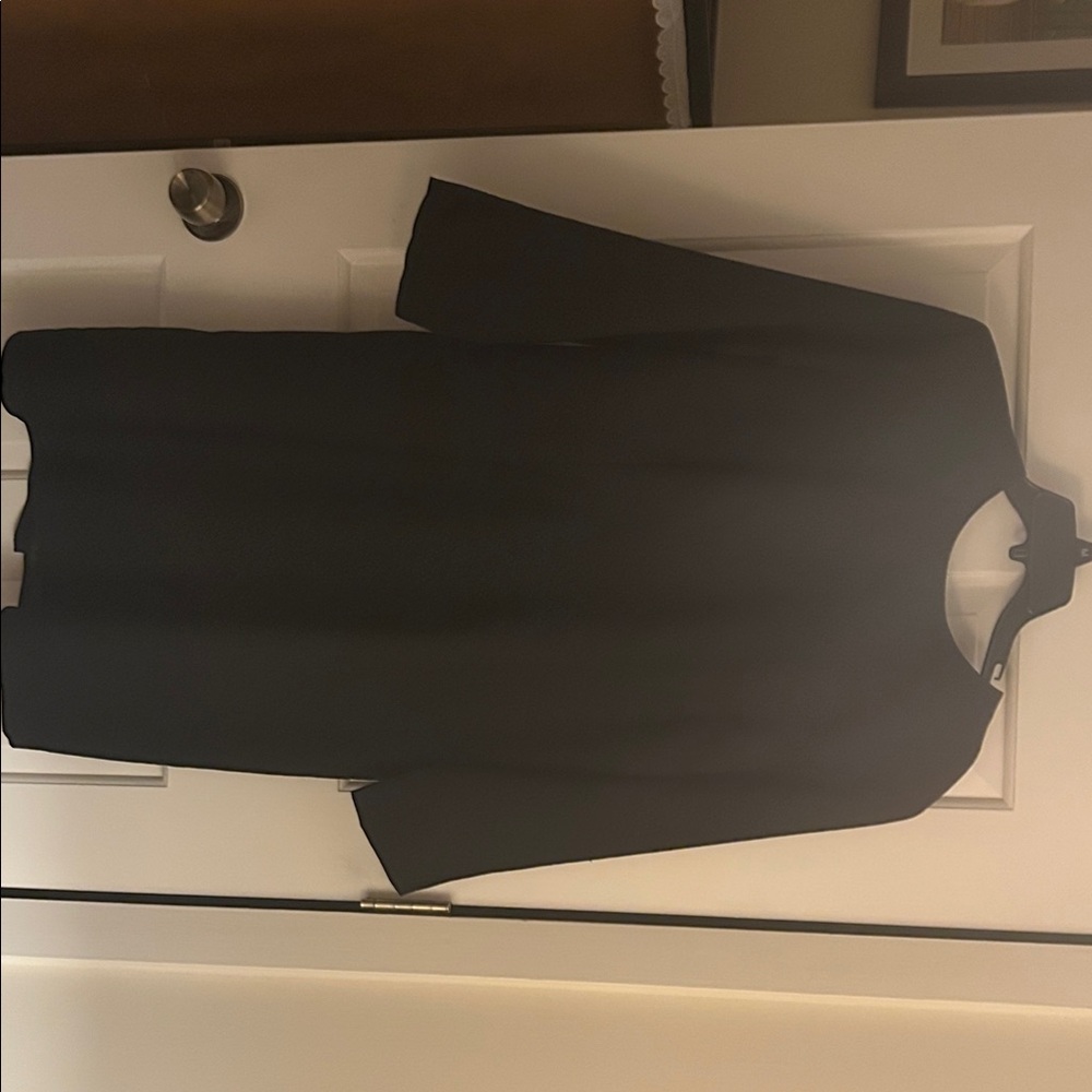 Elegant black dress from Signature Collection. Ideal for any occasion.